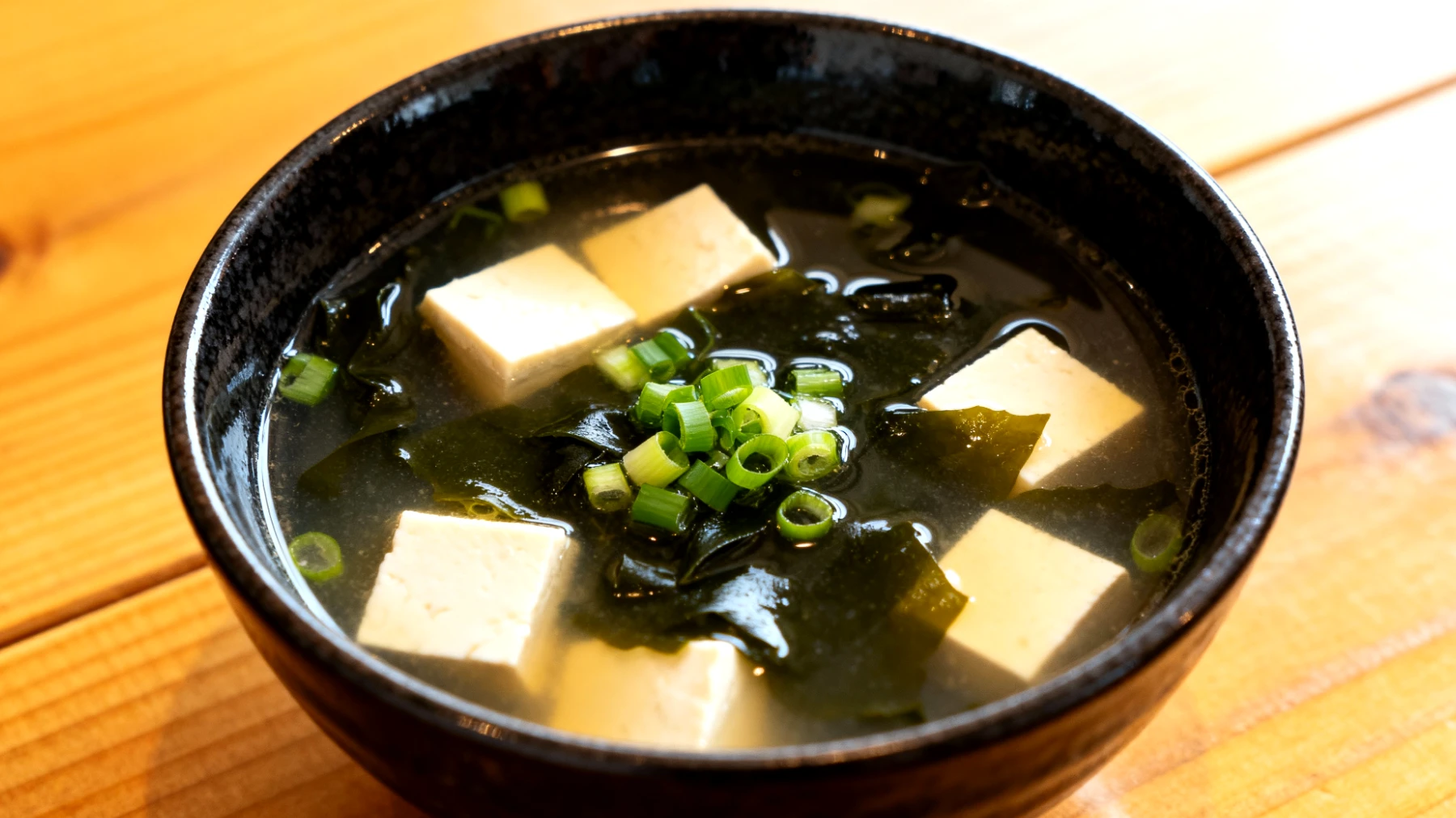 Miso-Suppe mit Wakame-Algen und Seidentofu"